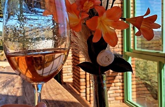 Quais vinhos e espumantes combinam com o verão? Confira as opções refrescantes da Villa Francioni